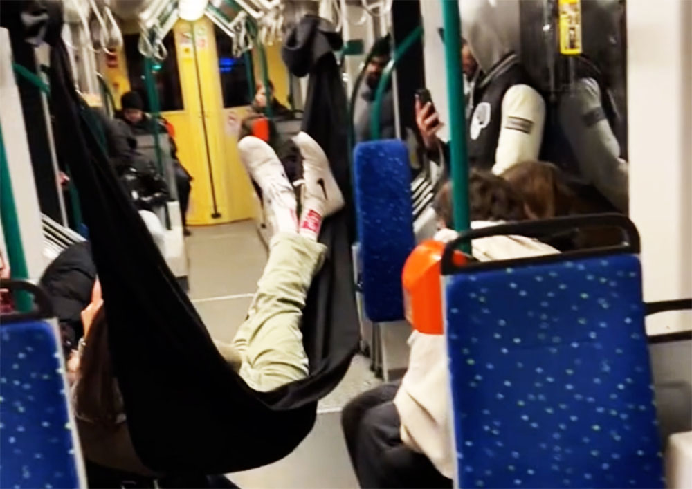 VIDEÓ: Függőágyon utazott a 4-6-os villamoson