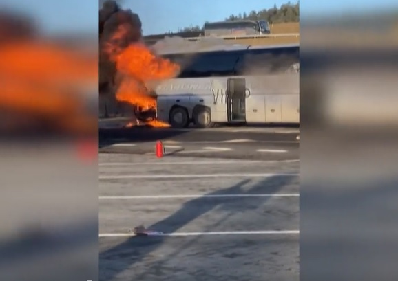 VIDEÓ: Menet közben gyulladt ki egy utasokkal teli magyar turistabusz