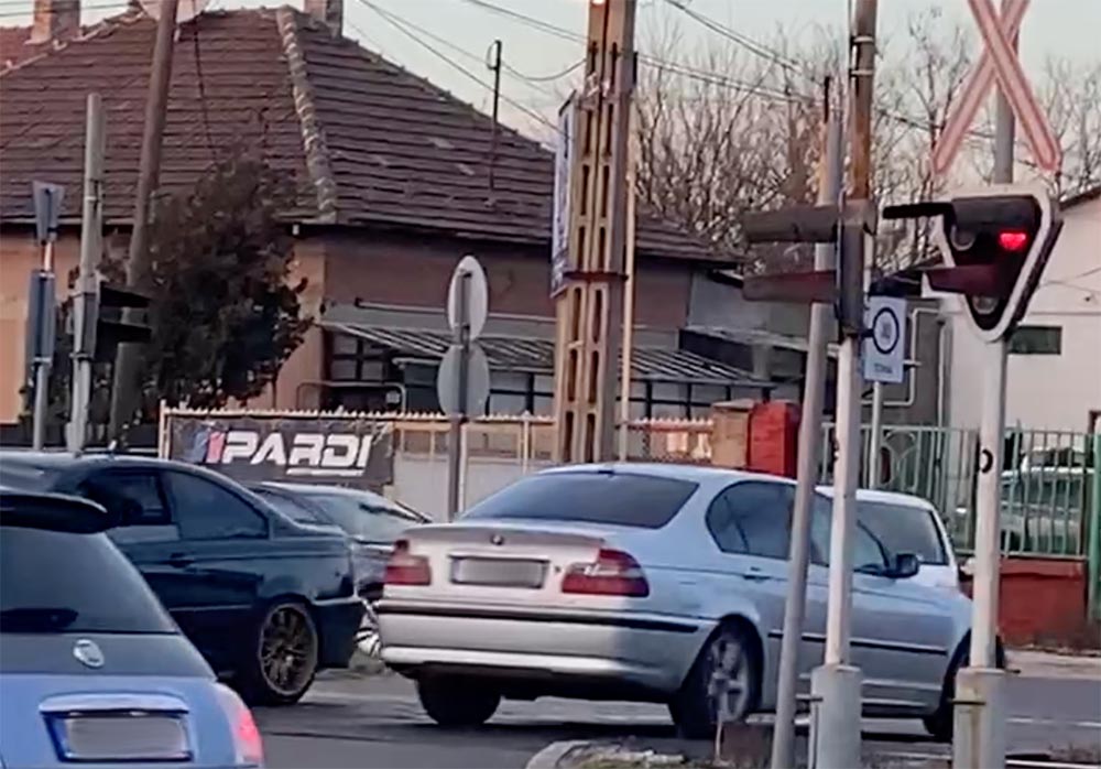 Videón, ahogy tömegesen hajtanak át a tilos jelzésen, egy budapesti vasúti átjáróban az autósok