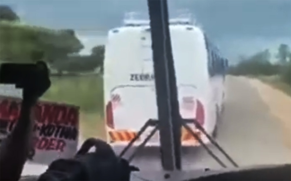 Utasokat szállítva versenyeztek a buszvezetők. Rossz vége lett