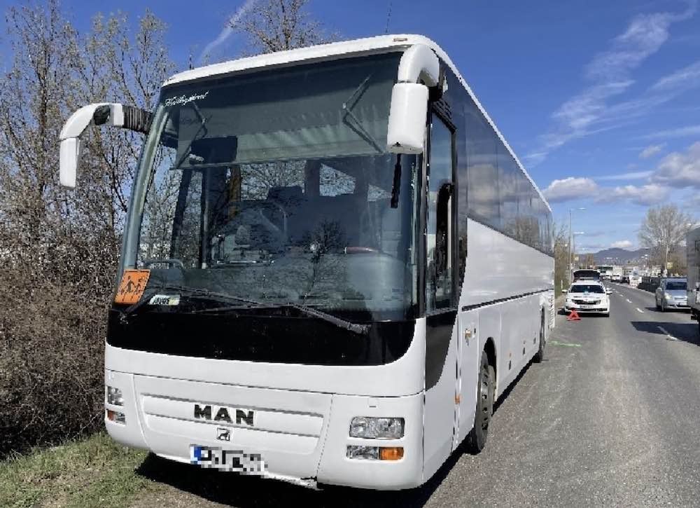Óvodásokat szállító autóbusz előtt  büntetőfékezett
