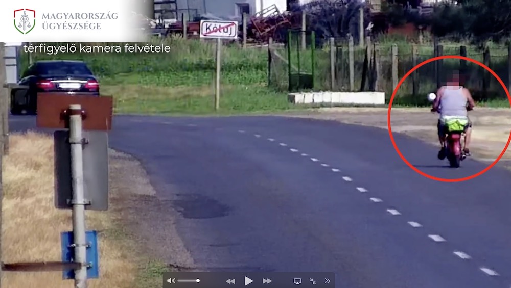 Videó: Segédmotorral hajtott az árokba