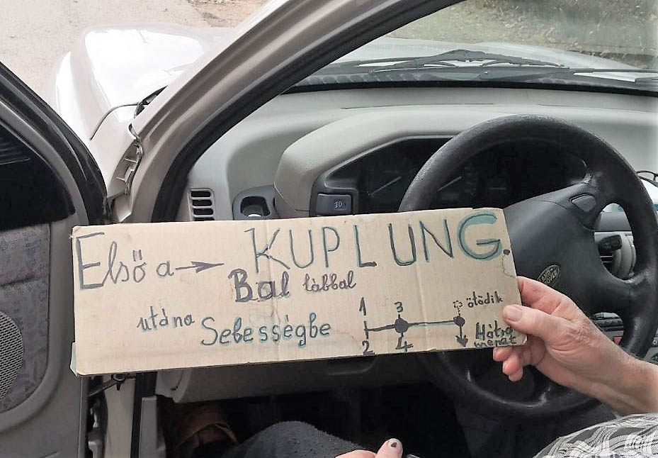 Meglepte a rendőröket: Használati utasítással vezette autóját
