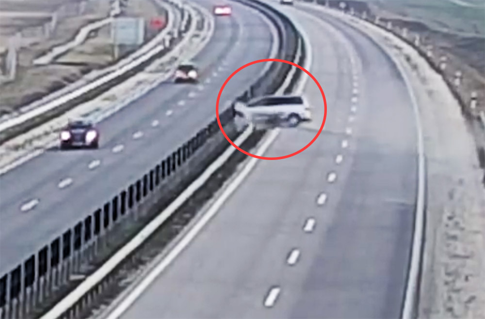 VIDEÓ: Nekicsapódott a szalagkorlátnak az egyterű, majd kétszer megpördült