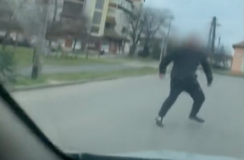 VIDEÓ: Köpködtek és üldözni kezdték a férfit, mert nem adott pénzt