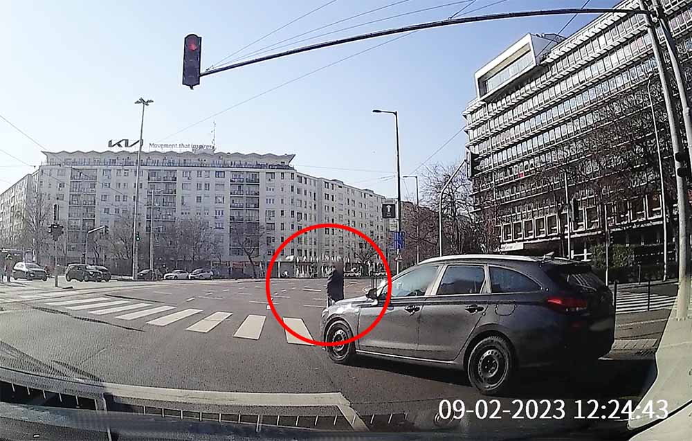 VIDEÓ: Amit ők ketten műveltek a piros lámpánál, annál nincs lejjebb