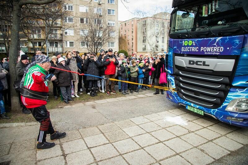Egy 18 tonnás kamion foggal elhúzásával búcsúzott a nyilvános szerepléstől Nick Árpád