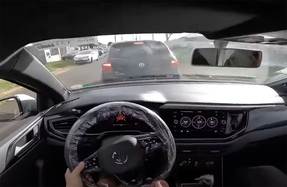 VIDEÓ: A vészfékasszisztenst próbálgatta. Súlyos árat fizet…