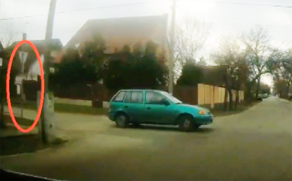 VIDEÓ: A rendőrök orra előtt művelték ezt a forgalomban