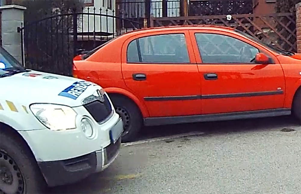 VIDEÓ: Még a rendőr is inkább visszatoltatott, csak azután intézkedett