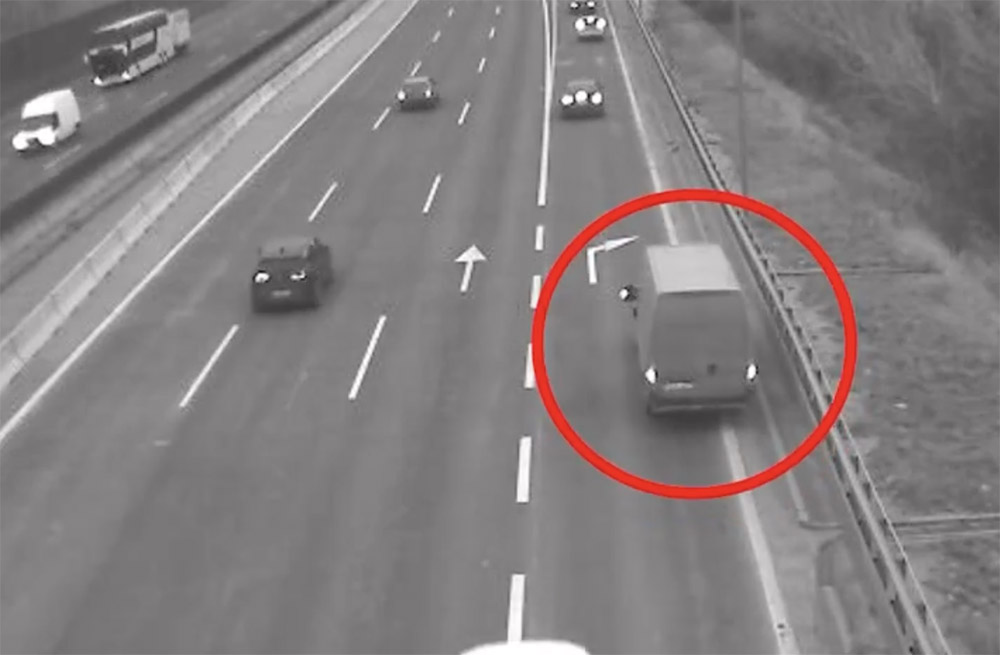VIDEÓ: Észlelte, hogy valami nincs rendben. Másodpercekkel később felcsaptak a lángok