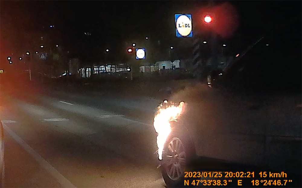 VIDEÓ: Begurult a lámpához az égő Volvóval, majd egyszerűen továbbhajtott