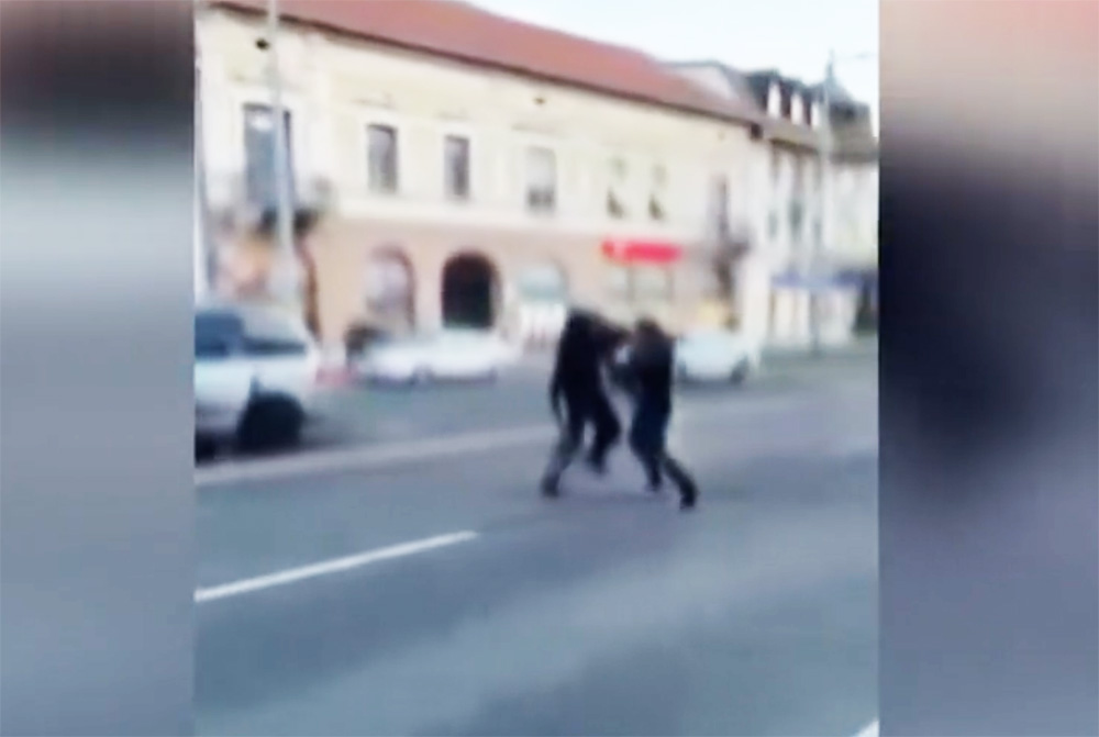 VIDEÓ: Négysávos út közepén támadt haragosára, a kocsit az út közepén hagyta