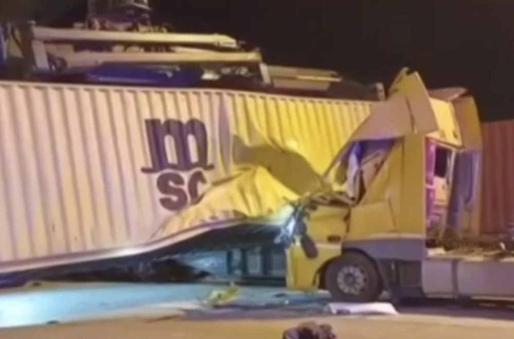 VIDEÓ: Több tonnás konténer esett rá egy kamion vezetőfülkéjére