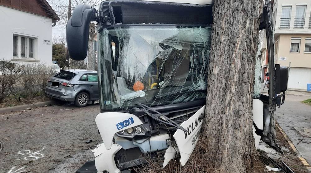 VIDEÓ: Több utas életéért még mindig küzdenek