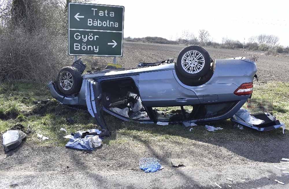 FOTÓK: Nem adott elsőbbséget a Mercedes sofőrje. Hárman megsérültek