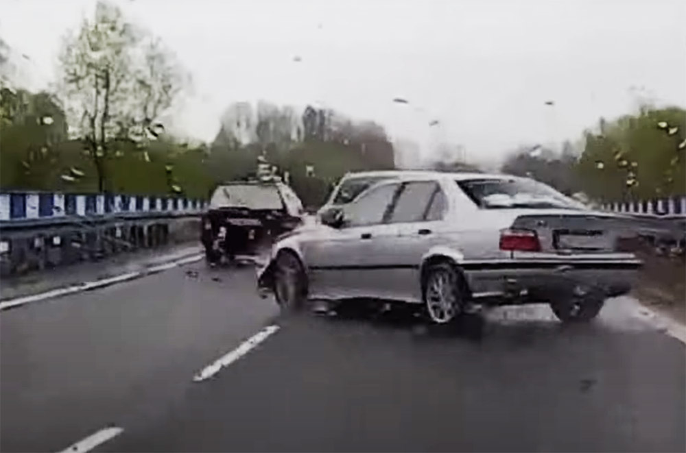 Megérkezett a BMW egy hatalmas piruettel, majd mintha mi sem történt volna továbbhajtott