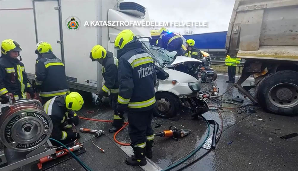 VIDEÓ: Összeütközött két teherautó és egy kisteherautó az M0-son