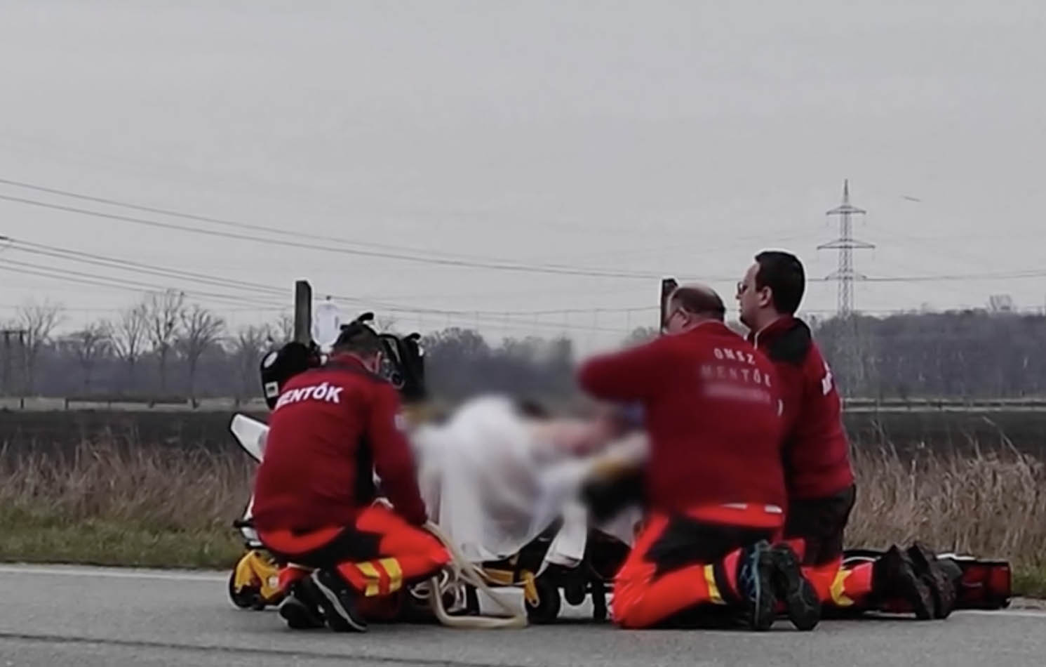 VIDEÓ: Kifejelte az oldalsó ablakot, rázuhant a furgon