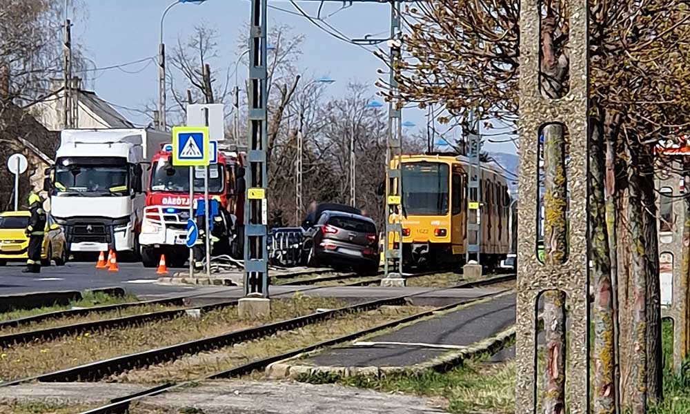 Egy autós felhajtott a járdaszigetre és letarolta a korlátokat a 18. kerületben