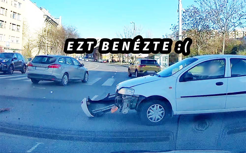 Videón a karambol: Nem működtek a lámpák Újpesten, nagyot hibázott a fehér autó sofőrje