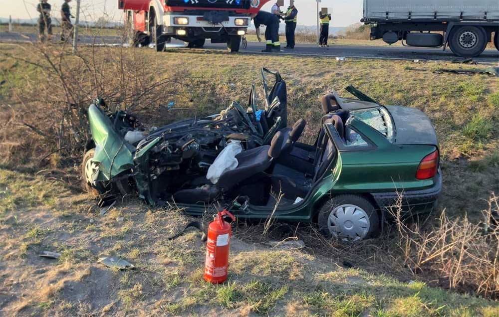 FOTÓK: Frontálisan ütközött az Opel egy kamionnal a Balatonnál