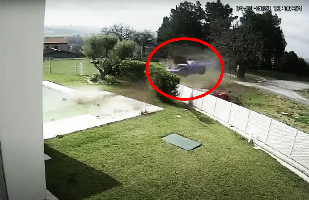 VIDEÓ: Egy villa kerítésébe csapódtak a versenyző Ferrarik