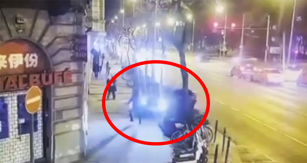 Videón, ahogy a járdára hajt és elgázol egy embert egy BMW az Üllői úton