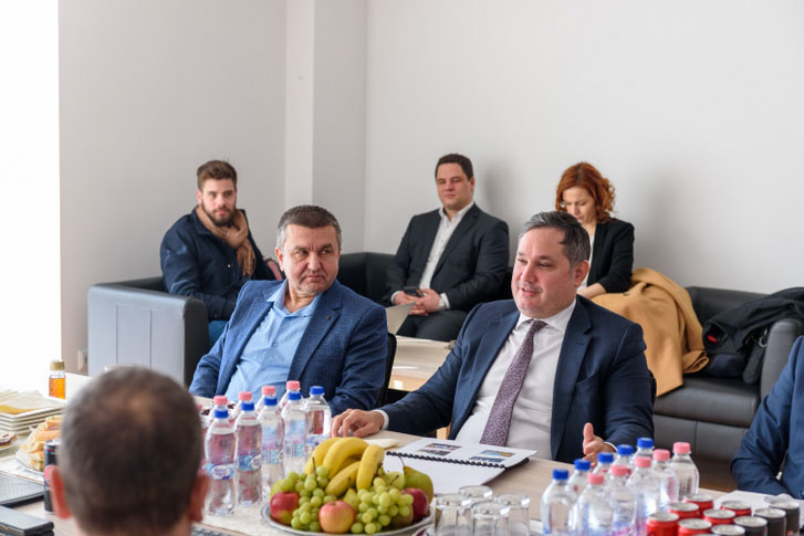 Nagy tempónál durrdefektet kapott a gazdaságfejlesztési miniszter kocsija