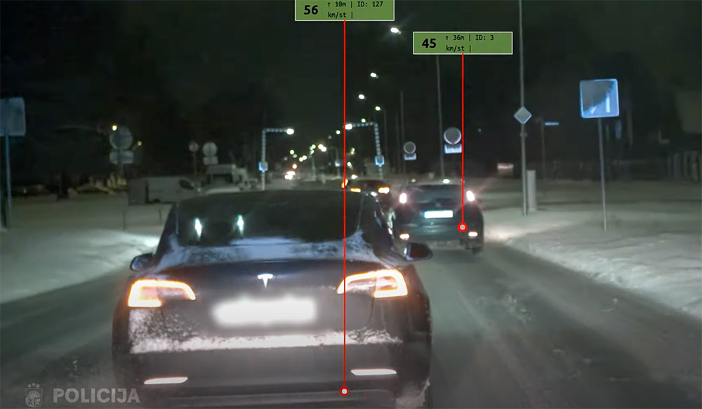 VIDEÓ: Teslával menekült, de a csúszós út kifogott rajta