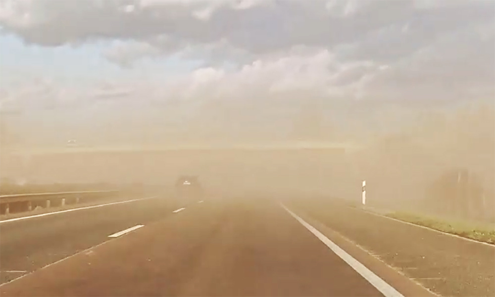 VIDEÓ: Bódi Csabiék is belefutottak az M1-en a porfelhőbe, ami a tömegbalesetet okozhatta