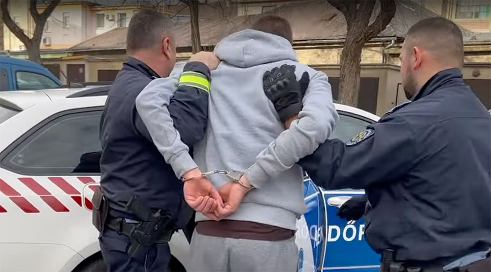 VIDEÓ: Egy rendőr kerekeit is kiszúrta a dühös férfi