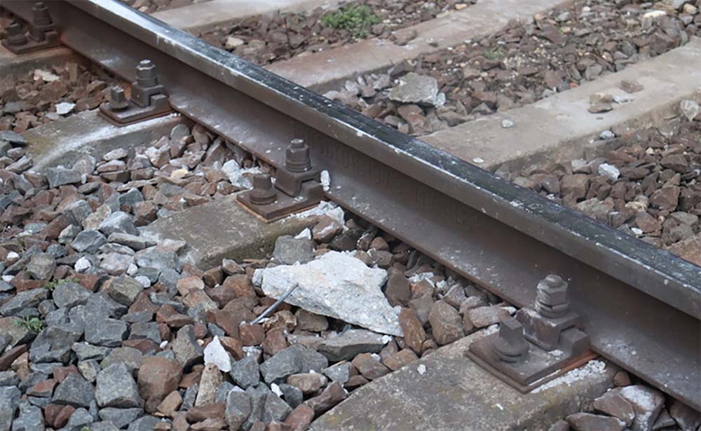 Betonelemeket pakoltak a sínekre – elkapták őket
