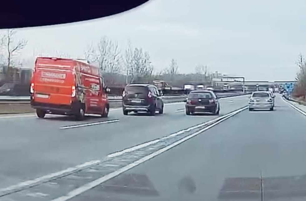 Így lehet, akár tömegbalesetet is okozni! Ezt okozta szabálytalanságával a Volkswagen sofőrje