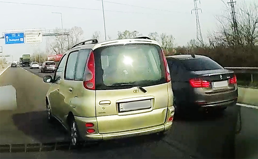 VIDEÓ: BMW-sek mi? Olyan manővereket mutatott a Toyota sofőrje, hogy csak nézel majd
