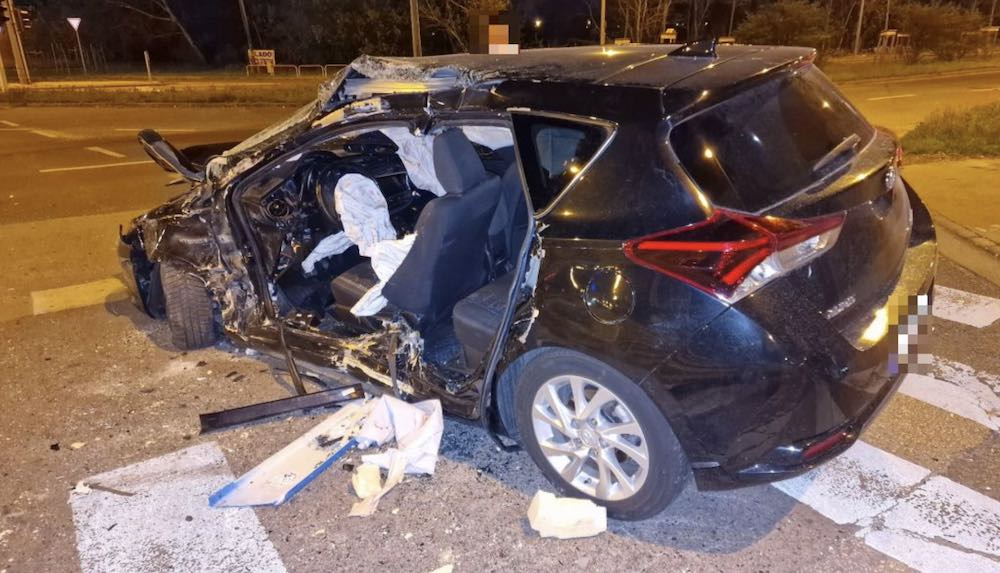 Lassítás nélkül csapódott a busz egy autóba Kelenföldön