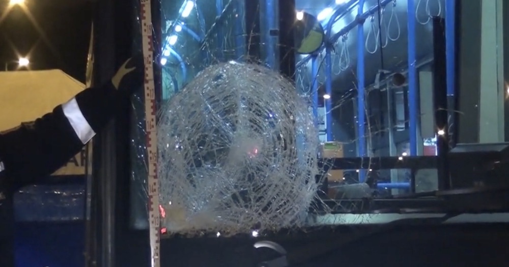 VIDEÓ: Megpróbált átszaladni az úton, de a busz halálra gázolta