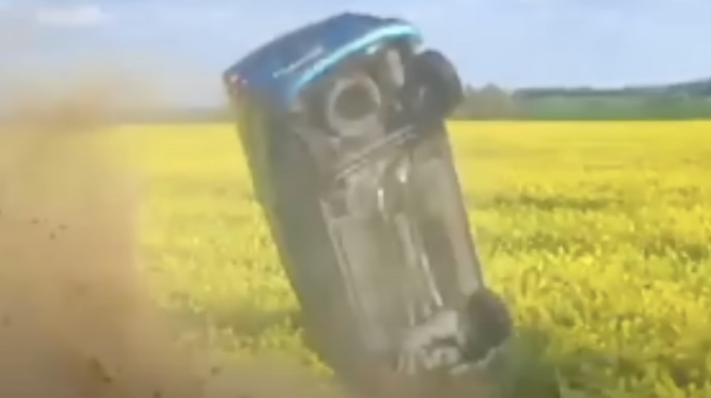 VIDEÓ: Repceföldre repült a Renault