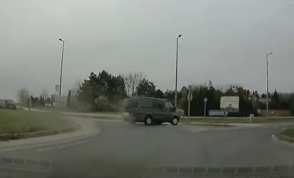 VIDEÓ: Embercsempészt üldöztek a rendőrök Ajkán