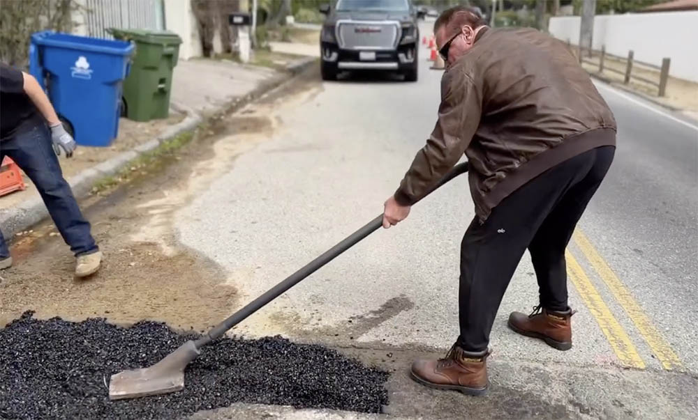 VIDEÓ: Megunta a kátyús utcát Arnold Schwarzenegger. Maga állt neki az út javításának