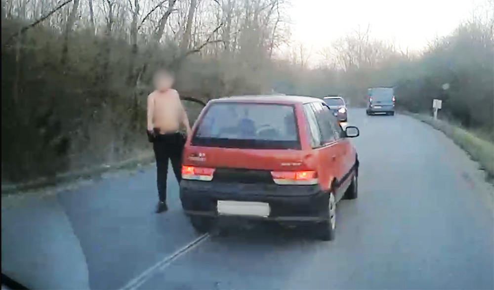VIDEÓ: Nekivetkőzött a Suzuki sofőrje! Az út kellős közepén…