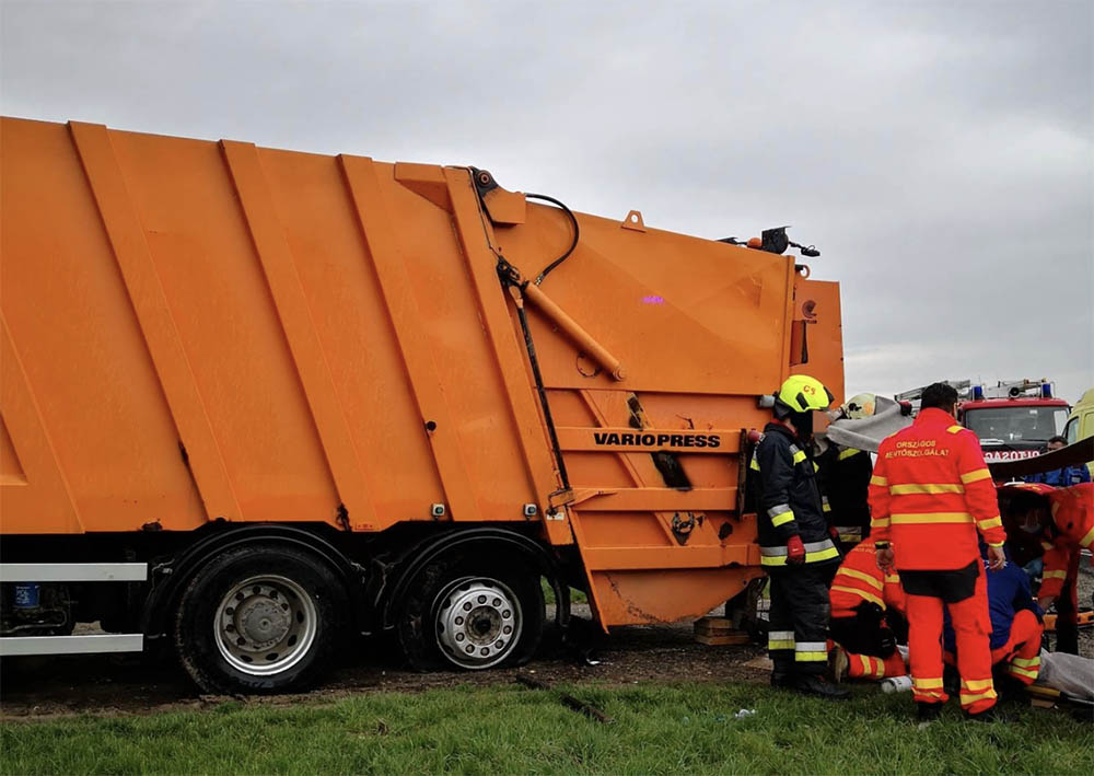 Kukásautó alá szorult egy munkás. Mentőhelikopter is érkezett a helyszínre
