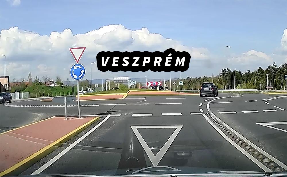 VIDEÓ: Ezt művelte a körforgalomban a Toyota sofőrje