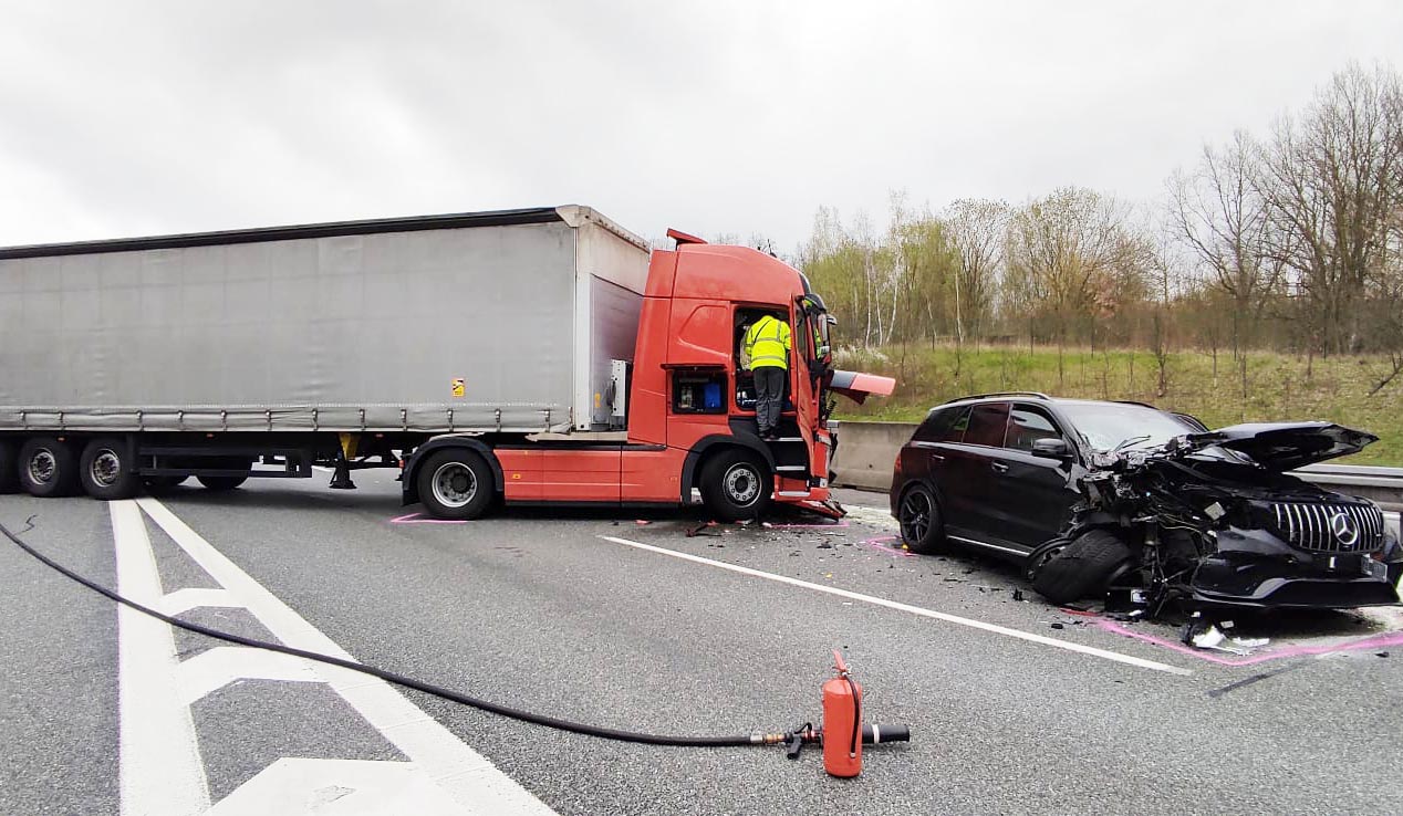 Egy kamion segítségével tudták megállítani az ámokfutó sofőrt
