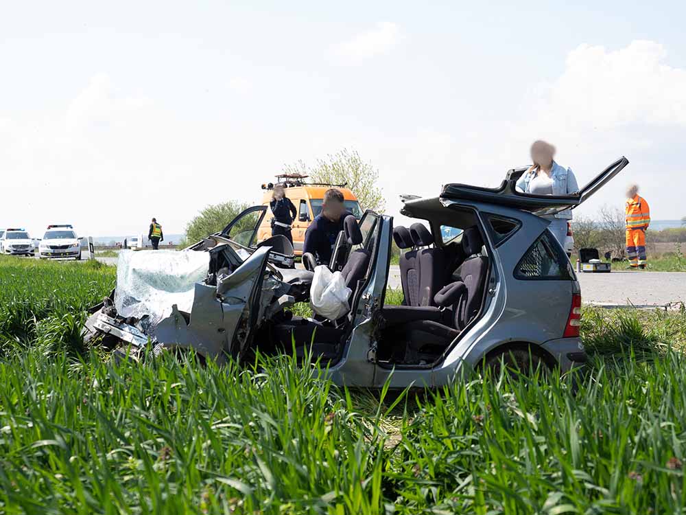 Fát szállító teherautóval ütközött a Mercedes. Meghalt a sofőr