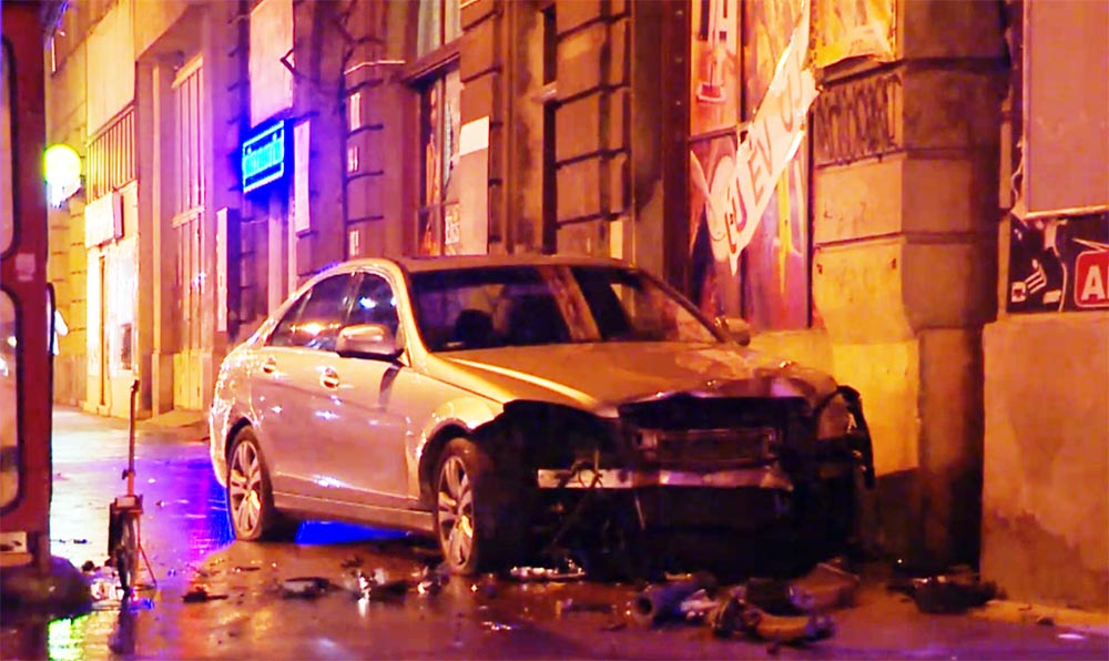 VIDEÓ: Villamosmegállón keresztül csapódott egy ház falának a Népszínház utcában