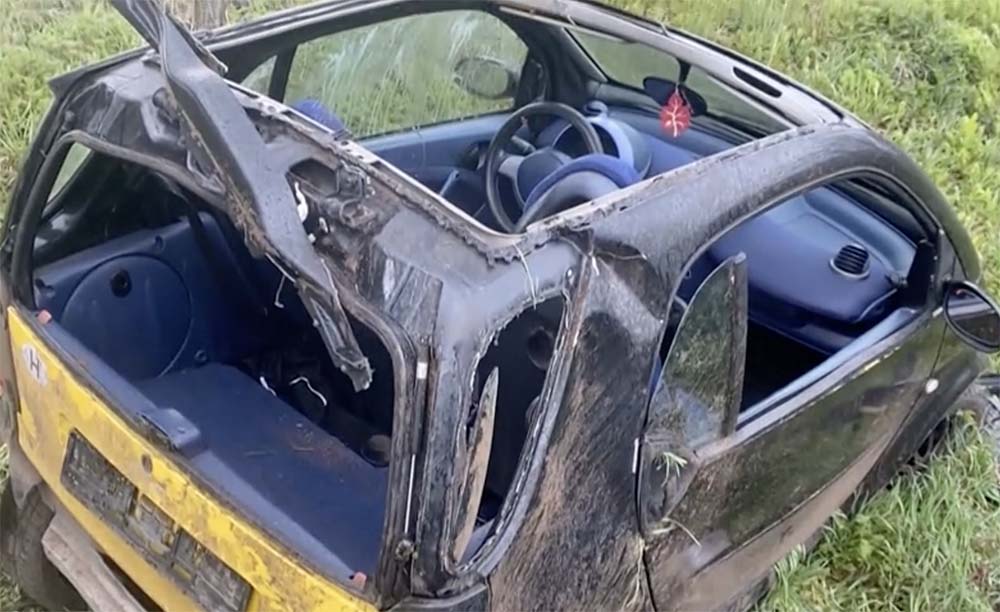 VIDEÓ: Kizuhant a tetőn át, rázuhant a Smart, mert nem használta az övet a baleset pillanatában