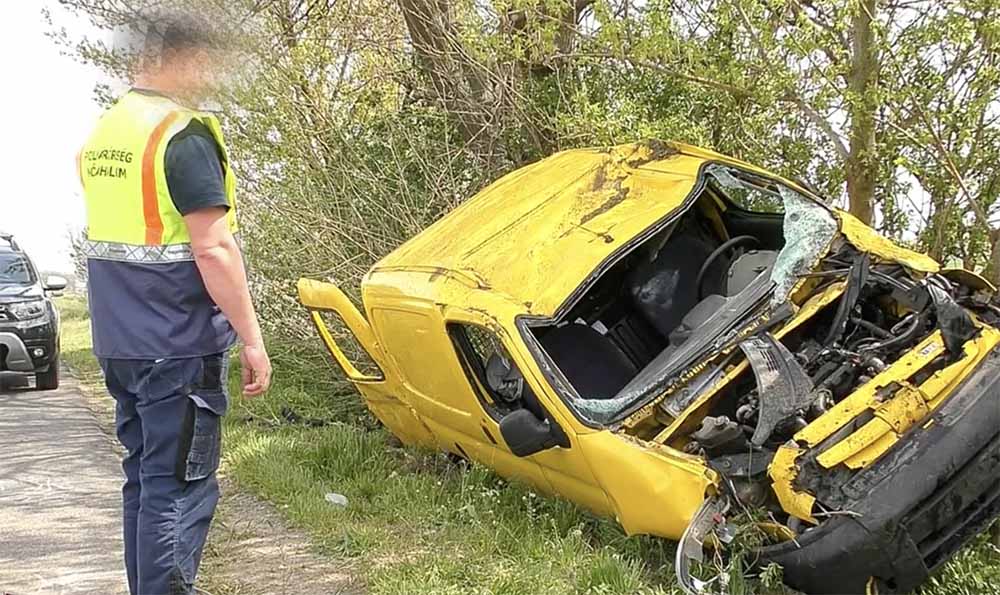 VIDEÓ: Utasokkal teli busznak csapódott az autó