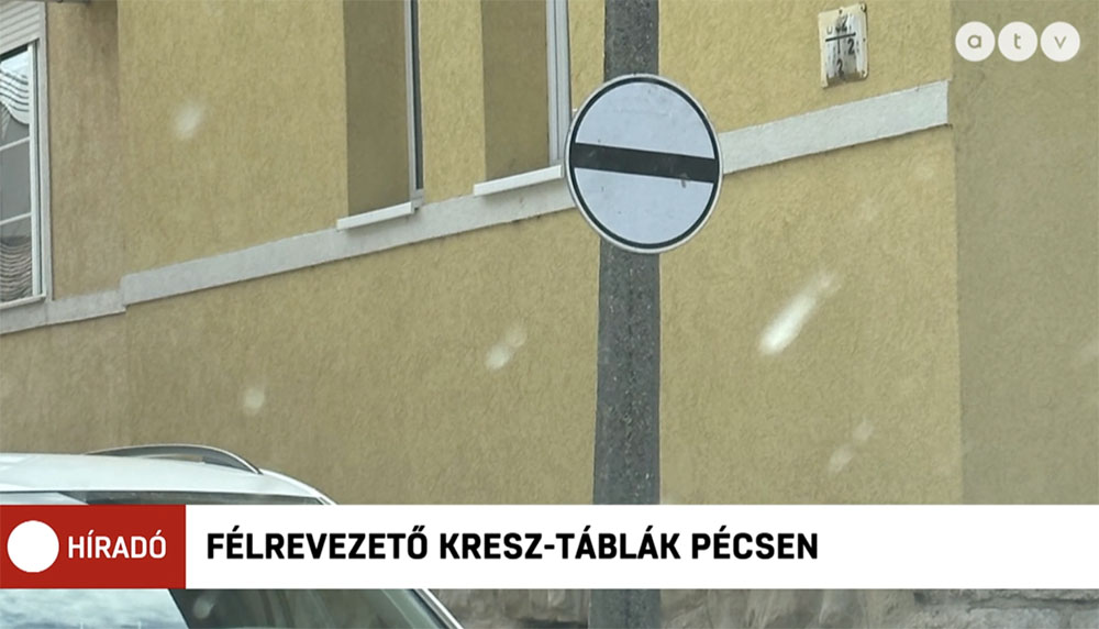VIDEÓ: Káoszt okozott Pécsett egy olyan közlekedési tábla, ami a KRESZ-ben nem létezik