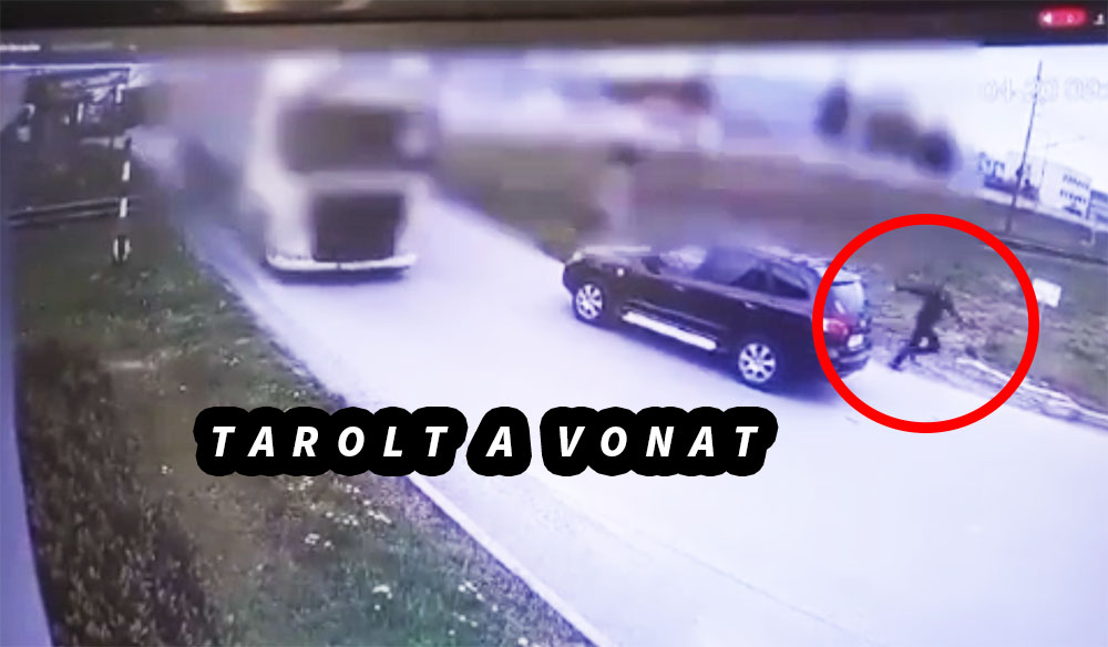 Videón, ahogy mindent letarol a vonat egy vasúti átjáróban